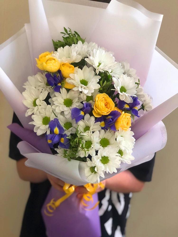 Букет цветов из: Ирисы, Хризантемы и Розы в Константиновском