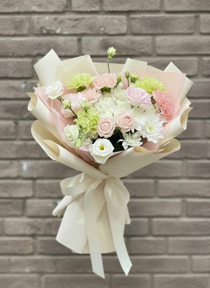 Букет цветов из: Гвоздики, Розы, Лизиантусы и Хризантемы в Константиновском