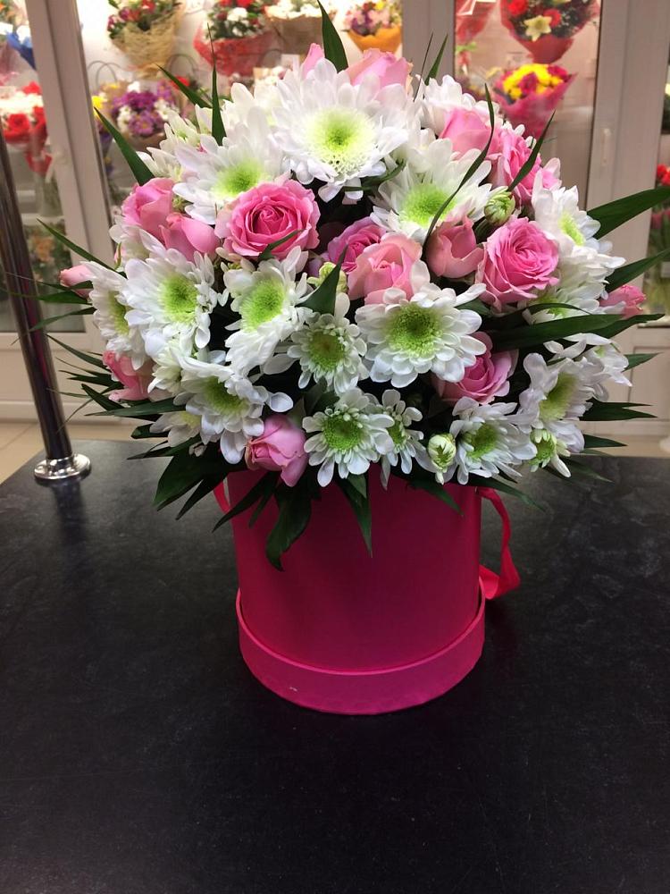 Цветочная композиция из Розы и Хризантемы в шляпной коробке в Константиновском